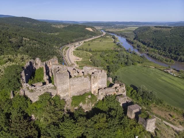 Cetatea Șoimoș, deasupra văii Mureșului