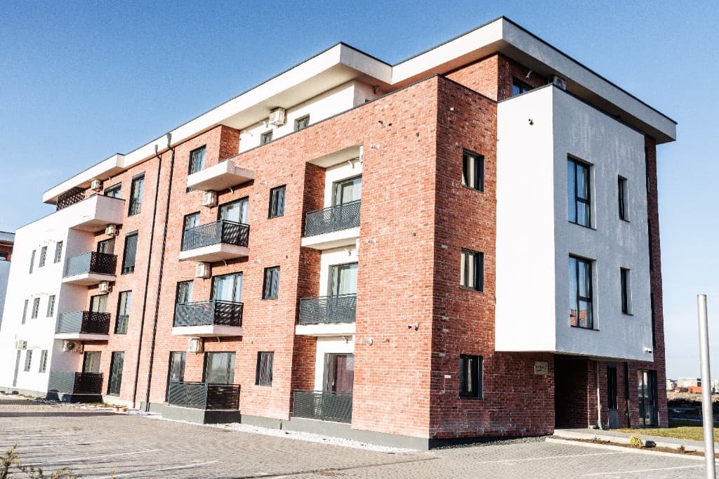 Visaj Nova — exterior de reședință modernă din cărămidă
