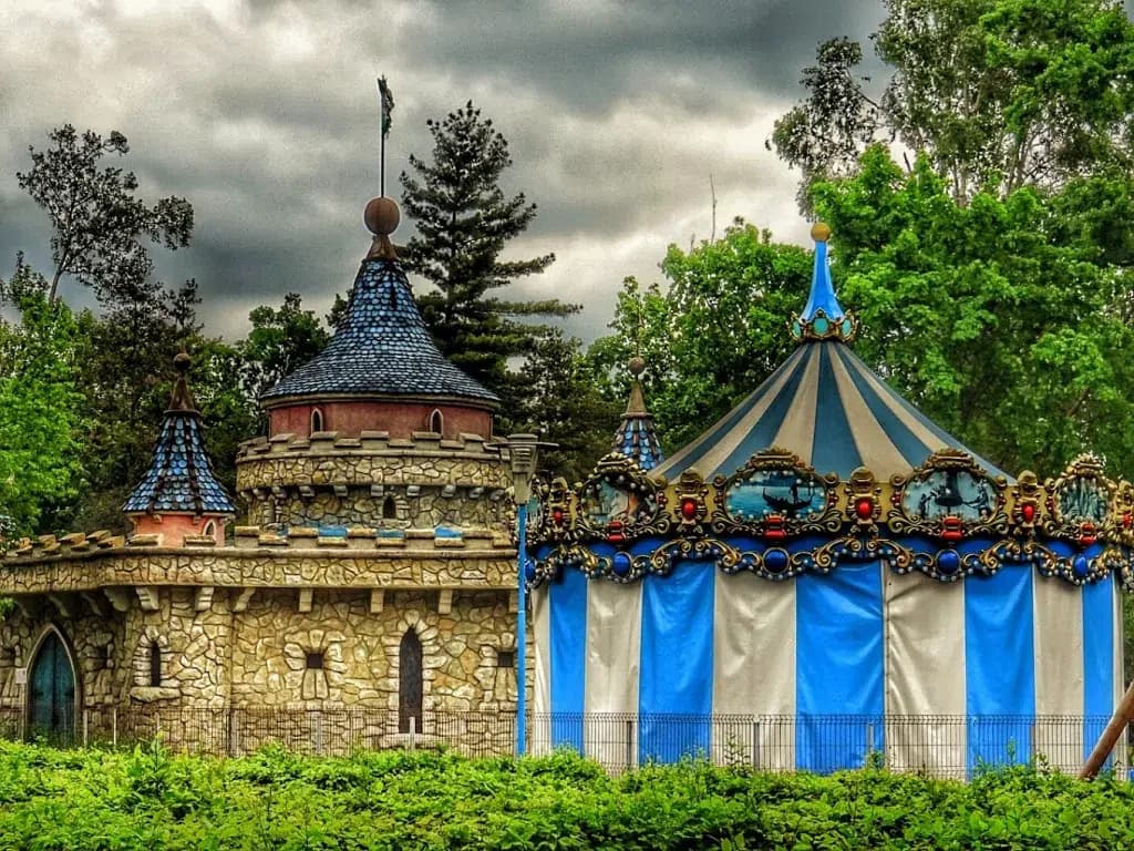 Parcul Copiilor Ion Creangă din Timișoara, cu castelul și caruselul
