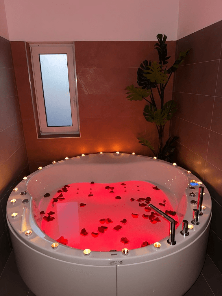 Visaj Romantic & SPA — jacuzzi privat cu lumânări și petale de trandafir
